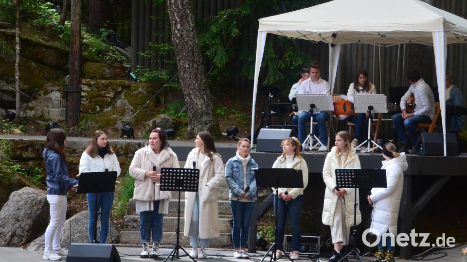Musikalisch umrahmt wurde der Gottesdienst mit schwungvollen geistlichen Liedern vom Esemble „Link to heaven“ aus Rehau Bild: Kath. Jugenstelle/exb