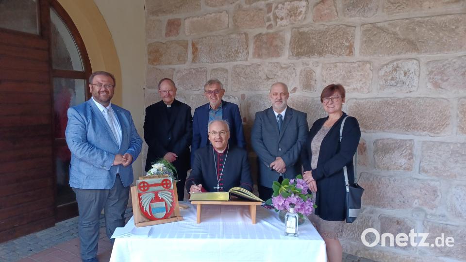 Bürgermeister Hans Walter, Pfarrer Heribert Stretz, Altbürgermeister Josef Etterer, Bischof Dr. Rudolf Voderholzer, Kirchenpfleger Michael Dötsch und Pfarrgemeinderatssprecherin Elisabeth Merkl (von links) beim Eintrag ins Goldene Buch der Gemeinde. Bild: Birgit Übelmesser/exb