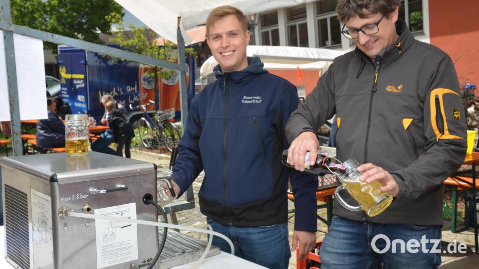 Thomas Stahl (links) und Uli Münchmeier zapfen frische Halbe. Bild: dob