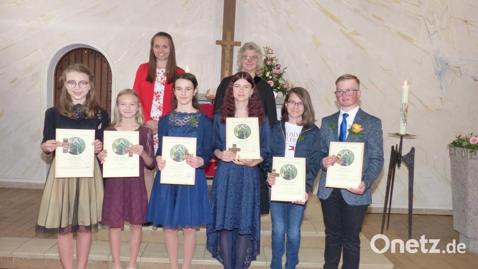 Jonathan Bäumler, Leonie Reichel, Sophie Schadl, Milena Tischler, Kevin Voit und Marie Winkelmann feierten in der Erlöserkirche Wernberg-Köblitz Konfirmation. Bild: hme