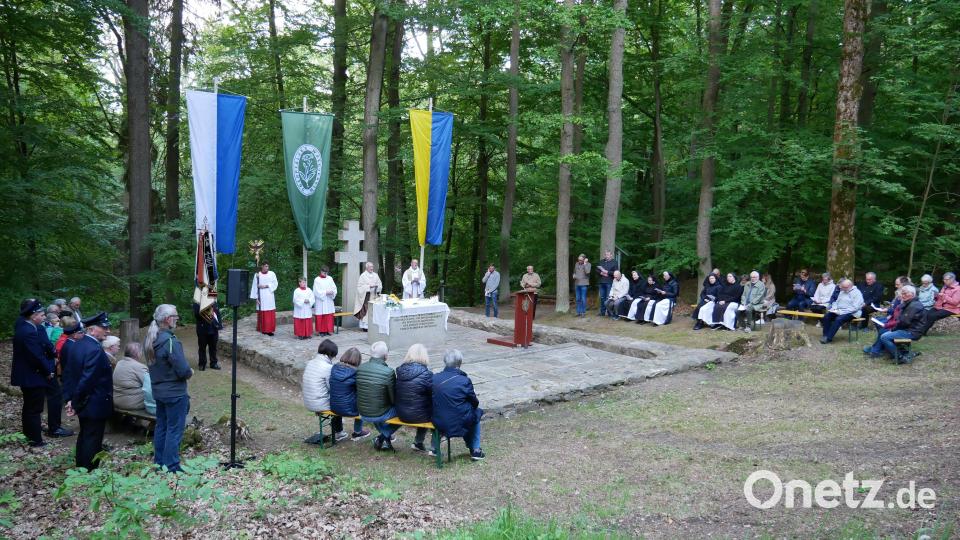 Andreas Grillmeier und Mitarbeiter des Bauhofs der Stadt Waldsassen hatten den Gottesdienst an der Gründungsstätte Köllergrün vorbereitet. Bild: hmr