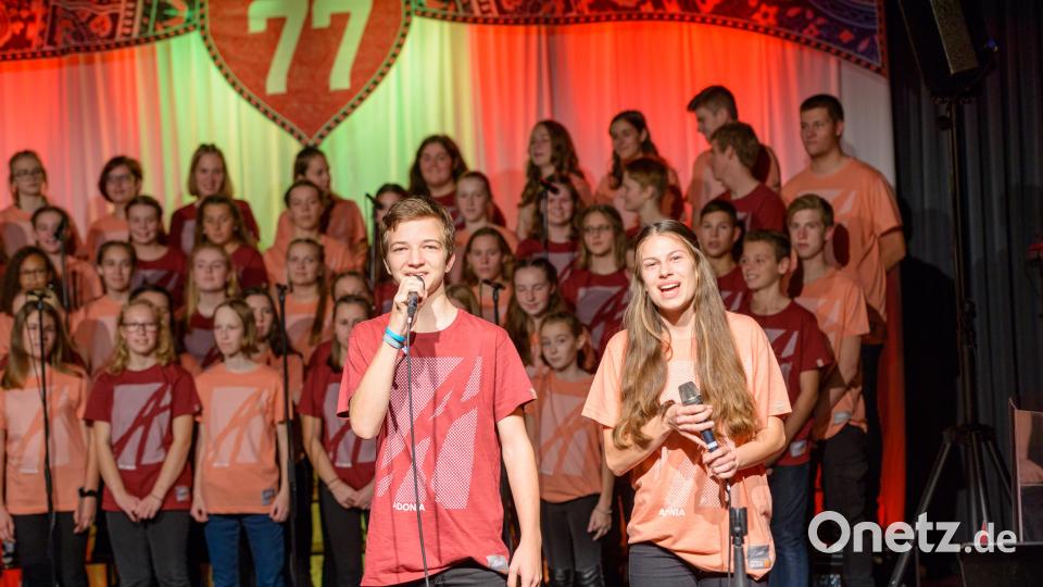 70 Jugendliche führen am 17. Juni in der Witron-Sporthalle das Teenager-Musical &quot;77&quot; auf. Bild: exb/Simon Leimbeck