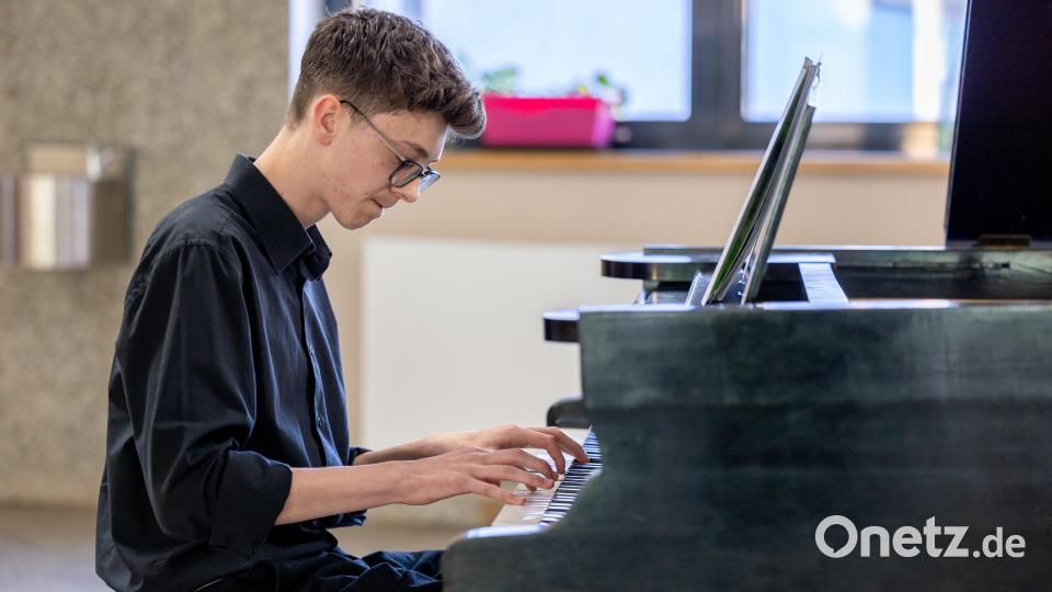 Adam König am Klavier. Bild: Tobias Neubert/exb