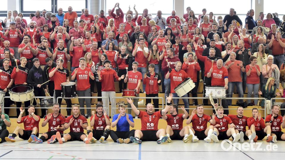 Gruppenbild mit den mitgereisten Fans: Stolz präsentierten sich die Spieler des HC Sulzbach-Rosenberg nach dem 40:31-Auswährtserfolg bei der SG Auerbach/Pegnitz. Bild: Hubert Ziegler