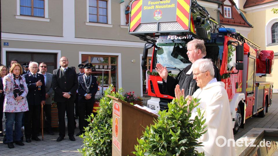Stadtpfarrer Josef Häring und Pfarrer Ulrich Gruber (von rechts) erteilten drei neuen Fahrzeugen der Neustädter Feuerwehr den kirchlichen Segen. Bild: prh