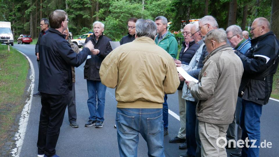 Auch der Männergesangverein Waldsassen unterstützte mit Liedern bei der Messfeier an der Klostergründungsstätte Köllergrün. Bild: hmr