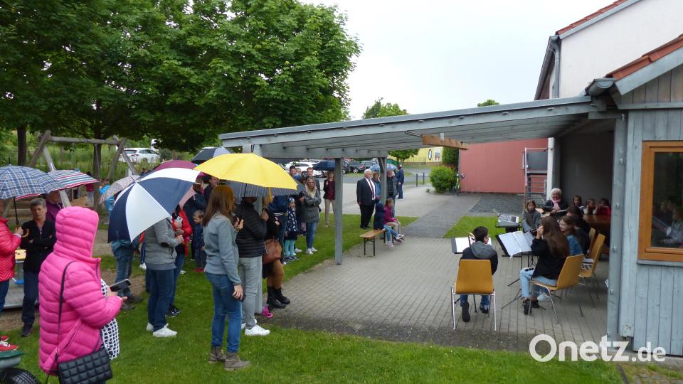 Die Besucher trotzdem den schlechtem Wetter und lauschten aufmerksam den jungen Künstlern Bild: hme