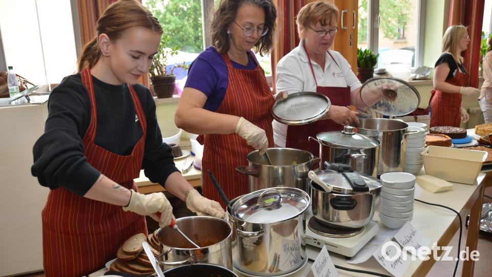Die Eintöpfe beim Gemeindefest sind begehrt. Immerhin 16 verschiedene Angebote gibt es. Bild: dob