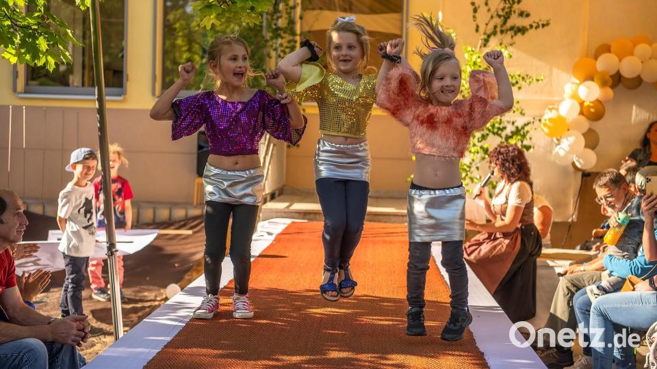Party-Stimmung herrscht auf dem Laufsteg beim 30. Geburtstag des Kindergartens in Neunkirchen. Bild: Weidner/Bayer/exb