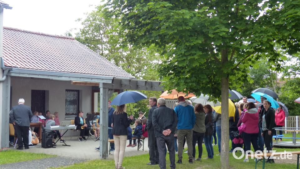 Gut beschirmt lauschten die Besucher den Vorführungen der jungen Künstler Bild: hme