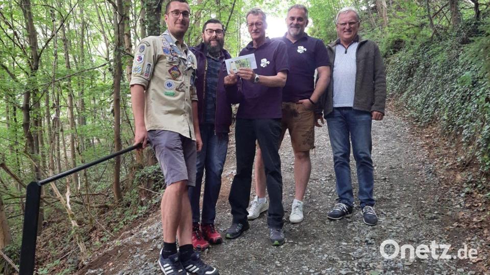 Die Windischeschenbacher Siedler spendeten das Geländer und obendrein noch 1000 Euro. Bild: exb/Sperber