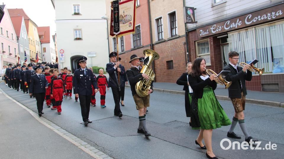 Mit 7 Patenfeuerwehren marschierten die Neustädter Feuerwehrmänner und -frauen nach der Fahrzeugsegnung zum Feuerwehrgerätehaus. Bild: prh
