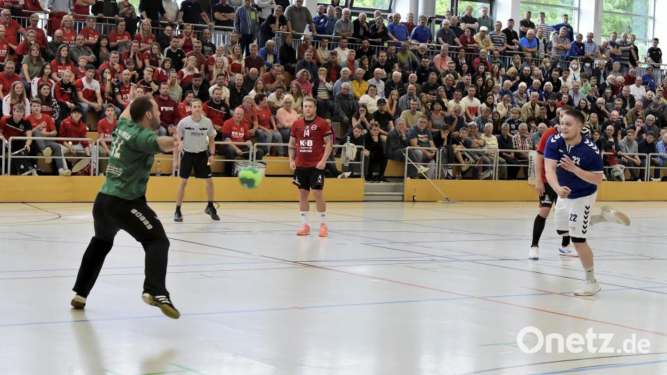 Vor einer prächtigen Zuschauerkulisse in der Auerbacher Halle kann in dieser Szene Maxim Pankraz (rechts), mit acht Treffern bester Werfer der SG Auerbach/Pegnitz, den Sulzbach-Rosenberger Torhüter Tobias Männl (links) beim Siebenmeter überwinden. Bild: Hubert Ziegler