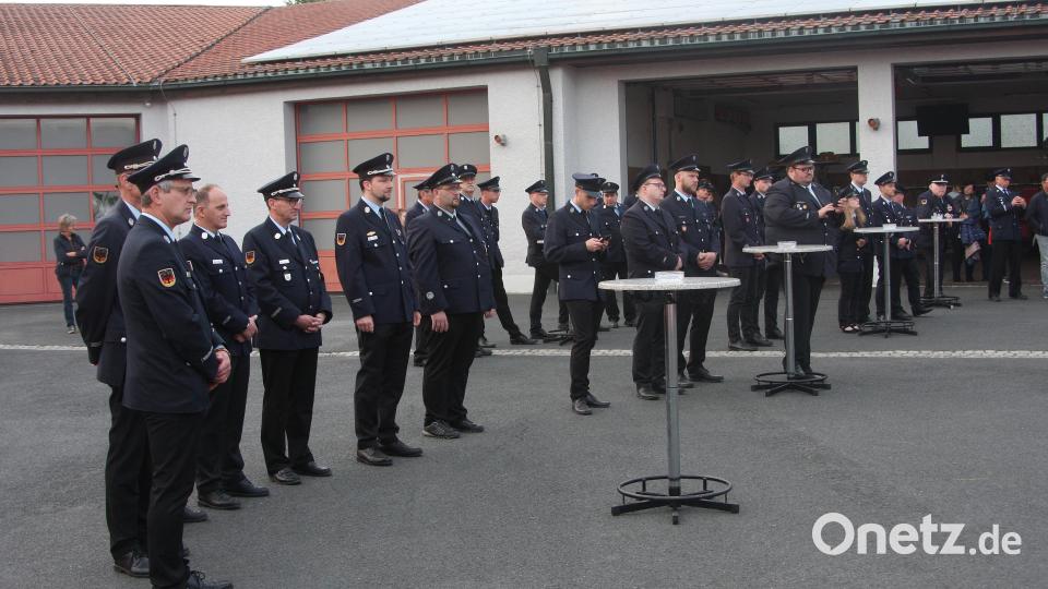 Die Fahrzeugsegnung am Gelände der FFW Wiesau verfolgten zahlreiche Führungskräfte aus den Reihen des Kreisfeuerwehrverbandes. Bild: wro