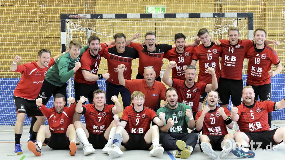 Stolz präsentierten sich die Spieler des HC Sulzbach-Rosenberg nach dem 40:31-Auswährtserfolg bei der SG Auerbach/Pegnitz. Bild: Hubert Ziegler