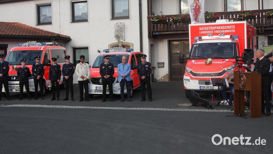 Im Beisein von Landrat Roland Grillmeier, Bürgermeister Toni Dutz und Vertretern der Feuerwehr erhielten die drei neuen Einsatzfahrzeuge den kirchlichen Segen. Bild: wro