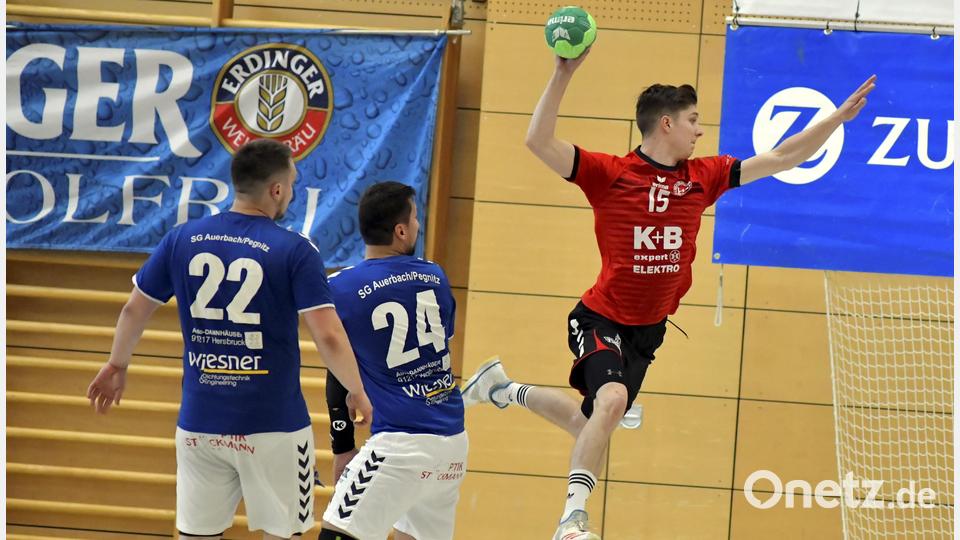 Fabian Wedel (rechts) vom HC Sulzbach-Rosenberg ist Maxim Pankraz und Daniel Schalanda (von links) von der SG Auerbach/Pegnitz am Kreis entwischt und kann unbehindert auf das Tor werfen. Bild: Hubert Ziegler