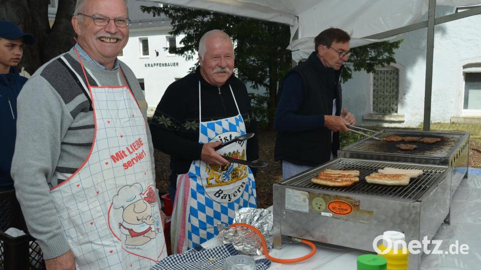 Hermann Bibel, Gerd Rucker und Jakob Stahl (von links) meistern den Grillstand. Bild: dob