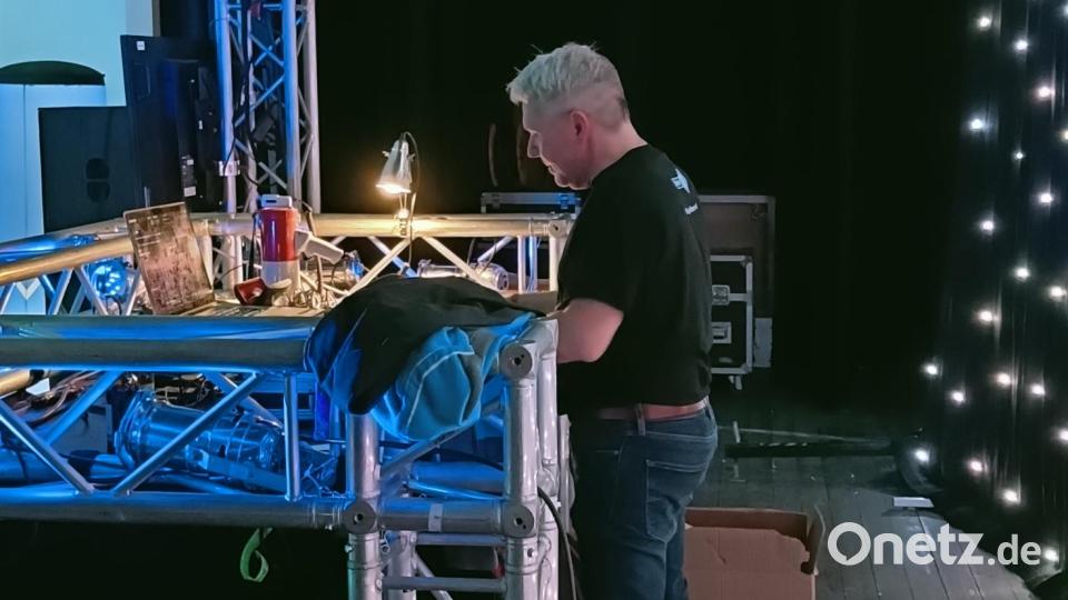 Konzentriert bei der Arbeit ist DJ &quot;Kauli&quot; an seinem Laptop. Bild: fks