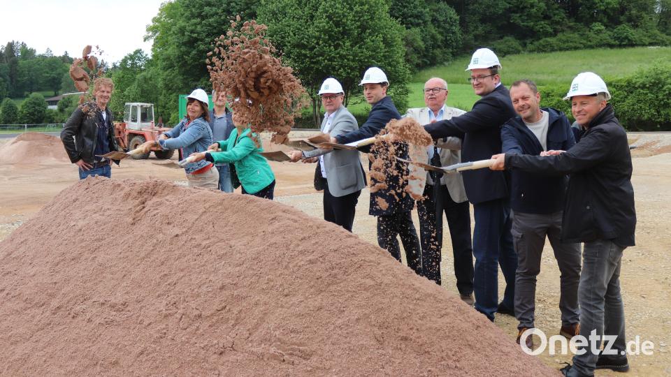 Bürgermeister Michael Göth, Stadträte, Mitarbeiter der Stadt und der beteiligten Firmen schaufeln gemeinsam für die neue Kinderbetreuungsstätte. Bild: mfh
