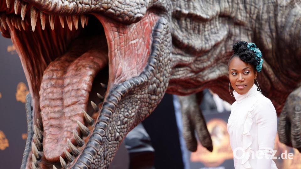 Auf dem roten Teppich der Deutschlandpremiere von „Jurassic World: Ein neues Zeitalter“ in Köln posiert Schauspielerin DeWanda Wise - wie sollte es anders sein - mit einem T-Rex. Bild: Thomas Banneyer/dpa