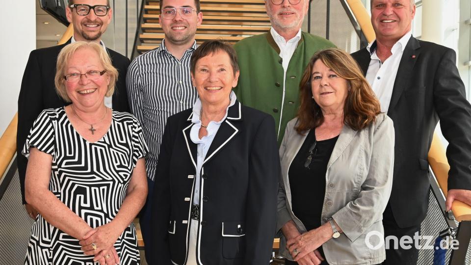 In ihren Händen liegt das Geschick des Werkvolks (vorne von links): die Aufsichtsräte Marianne Gutwein, die neu gewählte Vorsitzende des Aufsichtsrat Dagmar Kierner und Elfriede Schenkl. Hinten von links: kaufmännischer Vorstand Wolfgang Erb, die Aufsichtsräte Florian Füger und Alois Ponnath sowie technischer Vorstand Steffen Schulze. Bild: gf