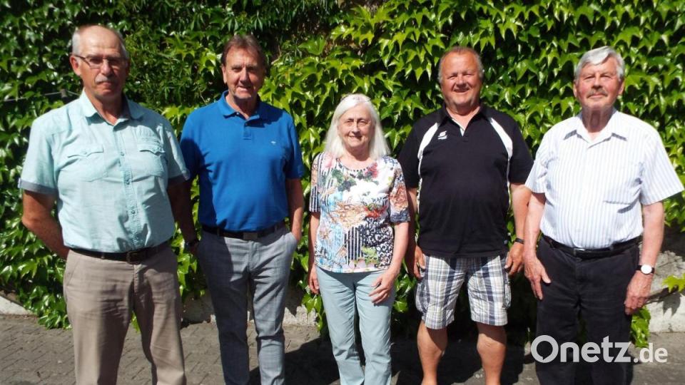 Der neue Vorstand der Siedlergemeinschaft Haselmühl (von links): Michael Kaiser, Helmut Bauer, Irene Kugler, Werner Geiger und Heinrich Schäfer. 


Bild Geehrte: 
v.l. Helmut Bauer, Hubert Zeiler, Ruth Kappl, Manfred Fruth, Gabriele Wing, Alois Schwanzl, Helmut Feutchwurzer, Helga Leitl, Karl Gerstenhöfer, Hans Fürnkäs, Ludwig Mayer, Heinrich Schäfer 2. Bgm Birgit Singer-Grimm Bild: e