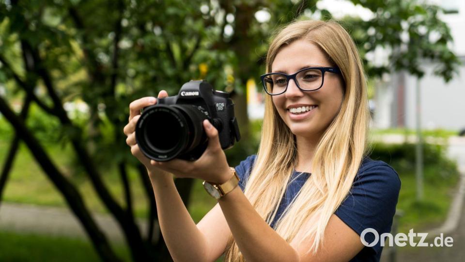 Zum Berufsbild gehören außerdem Foto-Shootings und das Bearbeiten von Audio- und Videomaterial. Bild: Romy Maderer