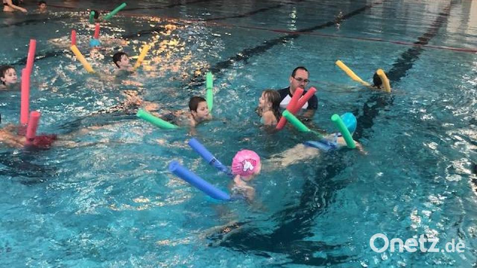 Die Nachfrage nach Kinderschwimmkursen ist enorm: Über 100 Mädchen und Jungen haben in der Hallenbadsaison 2021/22 die Angebote des Tirschenreuther Schwimm- Clubs nutzen können. Bild: rbg