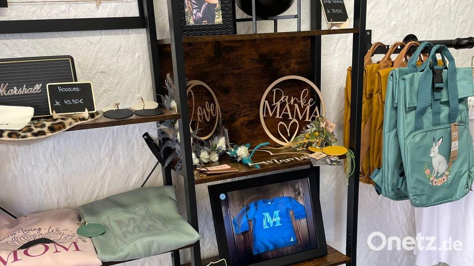 Durch "plotten" kann Sandra Etterer ihre Waren personalisieren. Bild: Jennifer Zeitler/exb