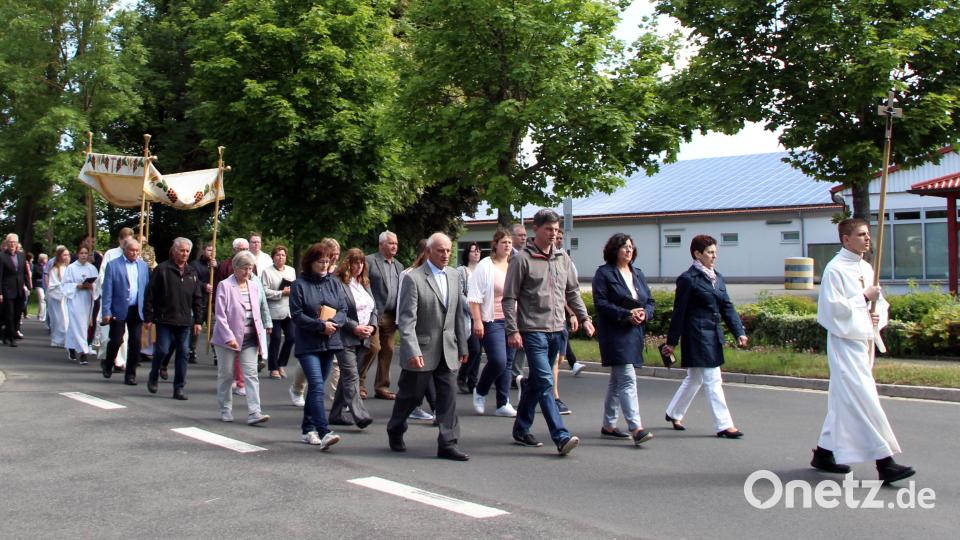 Viele Gläubiger beteten bei der Flurprozession um den Segen für Feld und Flur und für die Menschen in der Pfarrgemeinde. Erstmalig trugen die Burschen des Katholischen Burschenvereins den Baldachin. Bild: lep