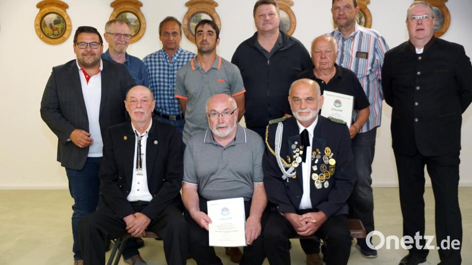 Geehrt wurde eine Reihe von Jubilaren. Im Bild (sitzend, von links) Peter Hößl, Thomas Schmidt und Helmut Etterer sowie (stehend, von links) Bürgermeister Thomas Kaufmann, Rudolf Bär, Klaus Wagner, Marco Rauseo, Anton Zembsch, Manfred Pilger, Thomas Eschbach und Erster Schützenmeister Thomas Hößl. Bild: bkr