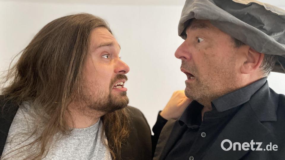 Gar nicht so einfach, dieses Warten auf Godot – finden jedenfalls Herbert Hottner (rechts) und Andreas Guckenberger. Bild: Peter Geiger