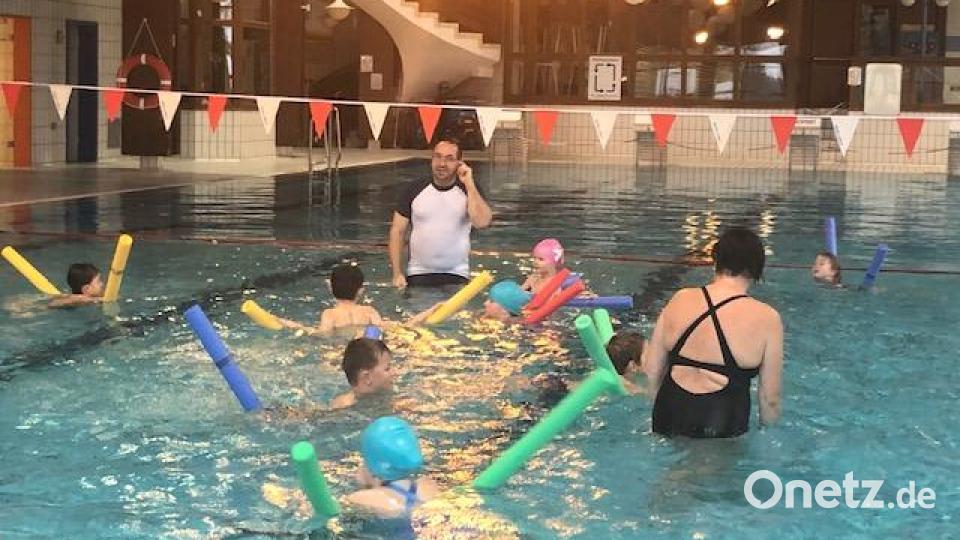Die Nachfrage nach Kinderschwimmkursen ist enorm: Über 100 Mädchen und Jungen haben in der Hallenbadsaison 2021/22 die Angebote des Tirschenreuther Schwimm- Clubs nutzen können. Bild: rbg