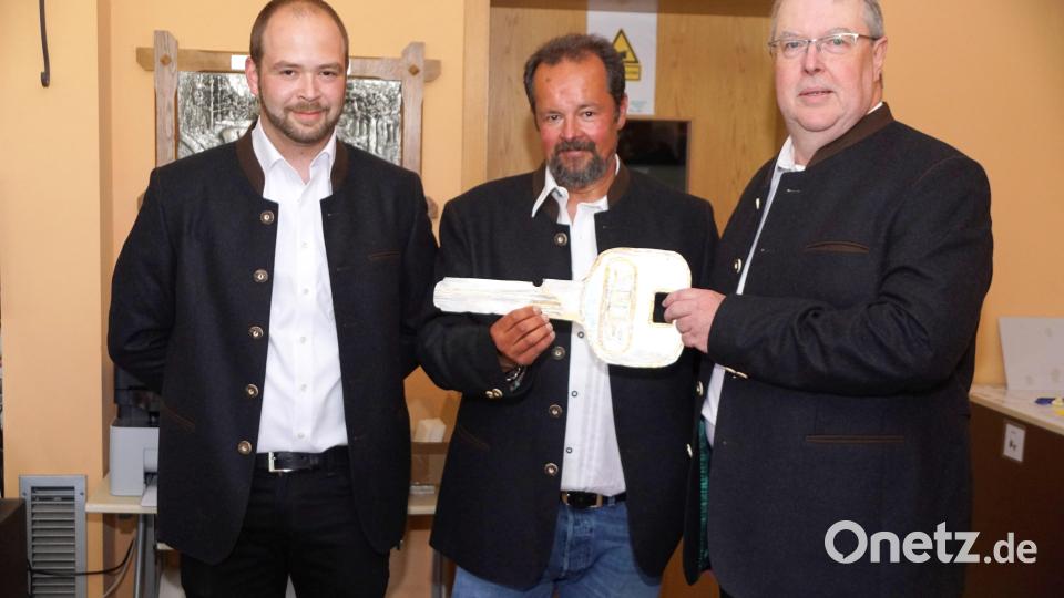 Neue Hausherren im Schützenhaus sind jetzt Reinhard Weiser (Mitte) und Bastian Veigl (links). Symbolisch überreichte der bisherige Schützenmeister Thomas Hößl den Schlüssel. Bild: bkr