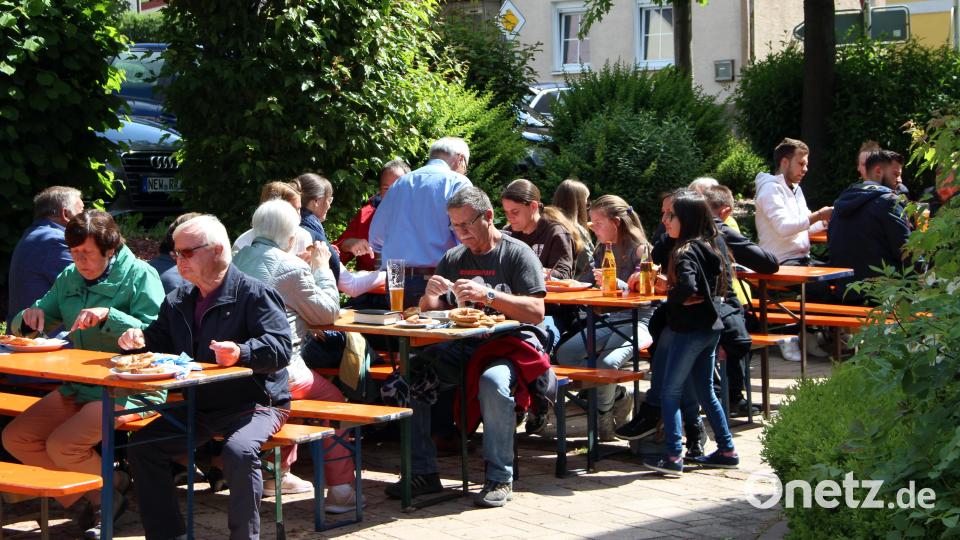 Nach der Flurprozession lud der Pfarrgemeinderat zu einem Weißwurstfrühschoppen ein und viele Gläubige nahmen das Angebot an. Bild: lep