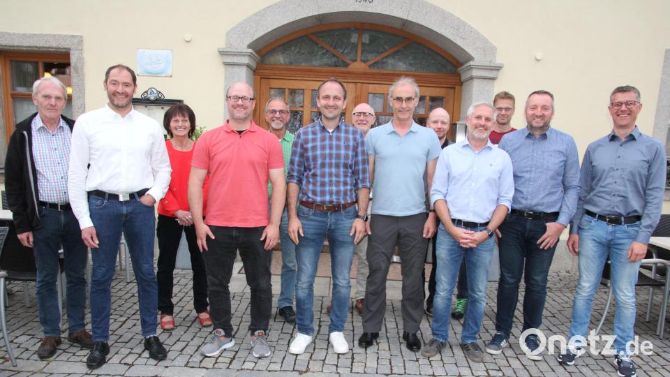 Das neu gewählte Vorstandsteam des Förderkreises SLZ Silberhütte: Vorne von rechts Manfred Göhl, Andreas Ackermann, Frank Kiener, Alfred Schöberl, Matthias Ziegler, Jürgen Mark und Stefan Schnurrer, dahinter die gewählten Beiräte. Bild: kro