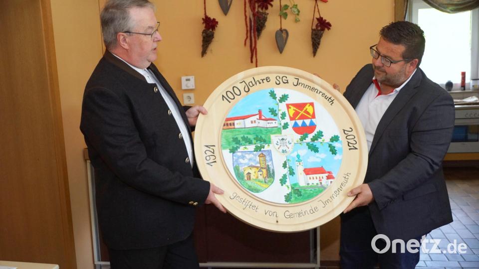 Übergabe der Erinnerungsscheibe der Gemeinde an Thomas Hößl (links) durch Bürgermeister Thomas Kaufmann (rechts). Bild: bkr