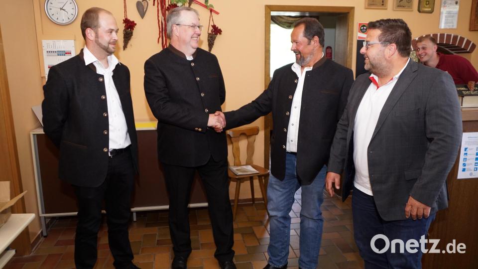 Bürgermeister Thomas Kaufmann, Reinhard Weiser (von rechts) und Bastian Veigl gratulierten Thomas Höß (von links) zur Ehrenmitgliedschaft. Bild: bkr