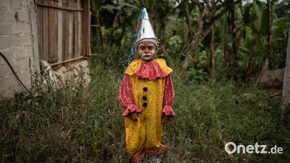 Der sechsjährige Renato Nava aus dem mexikanischen Baxtla ist anlässlich des Patronatsfestes Mariäe Heimsuchung als Clown verkleidet. Bild: Hector Adolfo Quintanar Perez/ZUMA Press Wire/dpa
