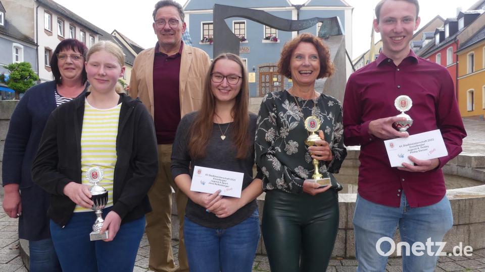 Die KSV-Vorstände Harald Drobig und Christine Held gratulieren den besten Keglern in der Einzelwertung (von rechts) Philipp Danzer, Marina Riedl, Jana Reifenberger und Rebekka Schultes. Bild: rn