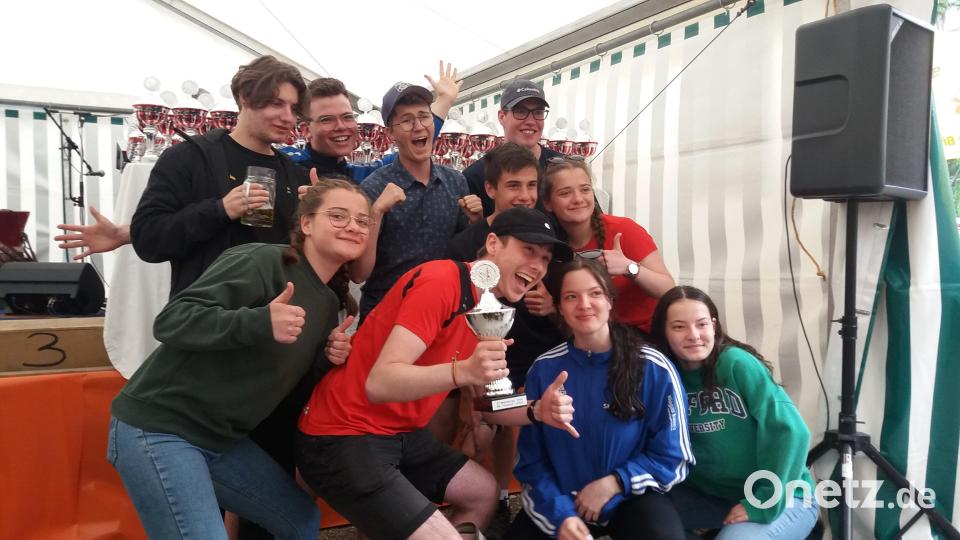 Die Wandergruppe „Eistee Korn bringt uns nach vorn“ des SK Fürnried, von links: Thomas Wolfseher, Noah Bauer, Leonie Bodendörfer, Luis Schmidt, Aaron Bodendörfer (mit Pokal), Simeon Bodendörfer, Michael Schleicher, Naomi Bodendörfer, Emma und Klara Laurer. Bild: dir
