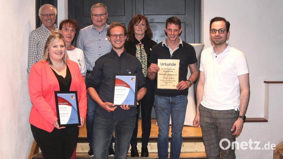 Auszeichnungen bei der Blaskapelle Falkenberg: Im Bild von links Ferdinand Lienerth, Veronika Höcht, Luzia Höfler, Markus Meiler, Christopher Prechtl, Petra Schmid und Wolfgang Lindner. Den Geehrten gratulierte Dirigent Franz Stierstorfer (rechts). Bild: wro