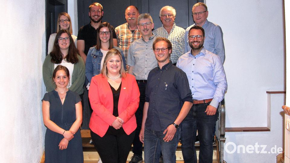 Bei den Wahlen wurde die Vorstandschaft der Blaskapelle Falkenberg im Amt bestätigt. Vorsitzende Veronika Höcht (vorne, Zweite von links) kann weiterhin mit einem engagierten Team arbeiten. Bürgermeister Matthias Grundler (vorne, rechts) gratulierte. Bild: wro