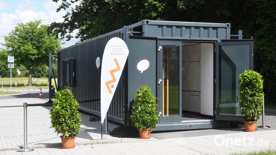 Das mobile Innovationslabor der OTH Amberg-Weiden steht momentan noch auf dem Weidener Technologie Campus (WTC). Der von außen eher unscheinbare Container hat ein Hightech-Innenleben. Bild: Gabi Schönberger