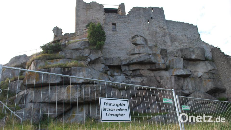 Der Turm der Burgruine Flossenbürg ist weiterhin gesperrt. Der Bauzaun bleibt auch über den Winter stehen. Bild: tss