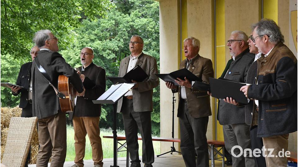 „900 samma“ Hahnbach: Der Mundart-Abend auf der Freilichtbühne auf dem Frohnberg war ein Höhepunkt der Feierlichkeiten. Mit dabei waren die Hahnbacher Sänger. Bild: Petra Hartl