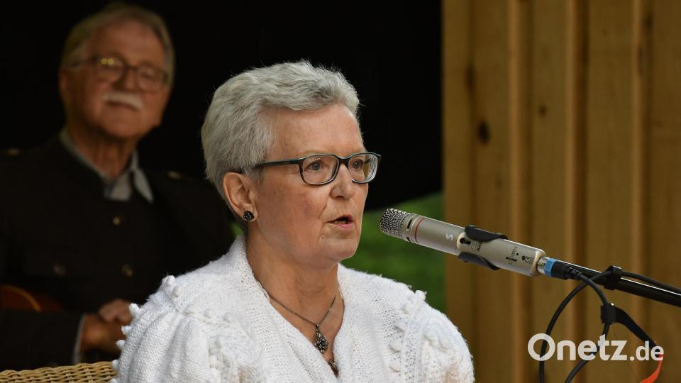 „900 samma“ Hahnbach: Der Mundart-Abend auf der Freilichtbühne auf dem Frohnberg war ein Höhepunkt der Feierlichkeiten. Mit dabei war Marianne Moosburger. Bild: Petra Hartl