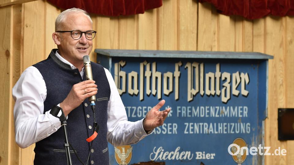 „900 samma“ Hahnbach: Der Mundart-Abend auf der Freilichtbühne auf dem Frohnberg war ein Höhepunkt der Feierlichkeiten. Die Begrüßung übernahm Bürgermeister Bernhard Lindner. Bild: Petra Hartl