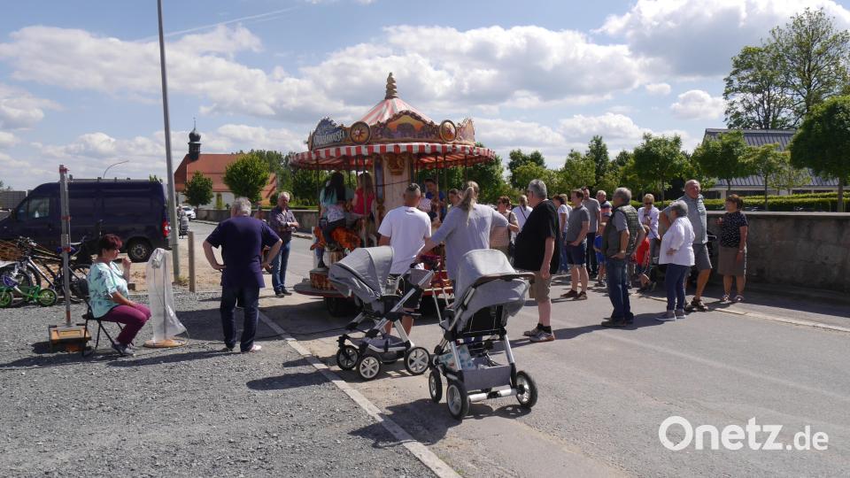 Eine der Attraktionen war der Kinderkarusell, das auf Berndorfer Straße aufgestellt wurde. Wegen des Neubaus der Realschule ist sie derzeit für den Verkehr gesperrt. Bild: jzk